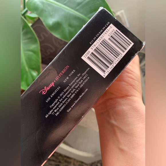 Disney's Boxed Serena Valentino Villains paper back books - Picture 6 of 6